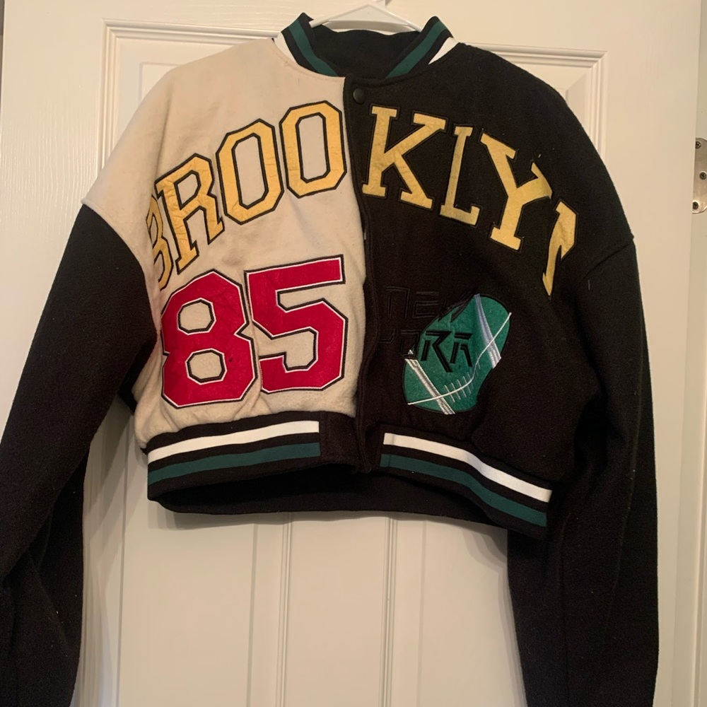 Super cute bomber crop jacket! Must have!!!